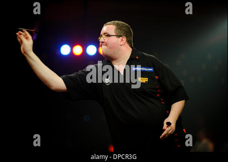 Frimley Green, Regno Unito. Xii gen, 2014. Stephen Bunting (aka il Bullet) lancia contro Alan Norris (aka Chuck) durante la finale di BDO World Professional Freccette campionato al lago. Credito: Azione Sport Plus/Alamy Live News Foto Stock