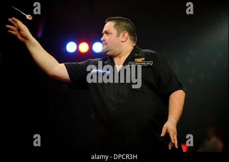 Frimley Green, Regno Unito. Xii gen, 2014. Alan Norris (aka Chuck) lancia contro Stephen Bunting (aka il Bullet) durante la finale di BDO World Professional Freccette campionato al lago. Credito: Azione Sport Plus/Alamy Live News Foto Stock