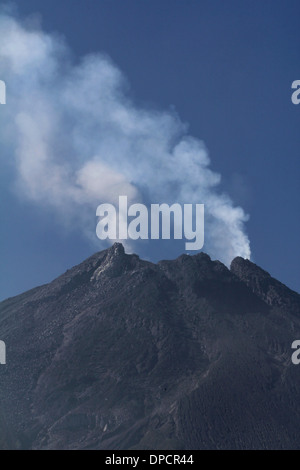 Mt Merapi vertice fumatori Indonesia vulcano Foto Stock