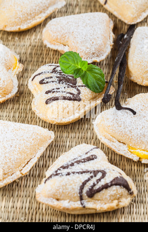 Deliziosi dessert alla vaniglia a forma di cuore Foto Stock