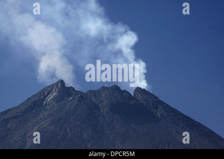 Mt Merapi vertice fumatori Indonesia vulcano Foto Stock