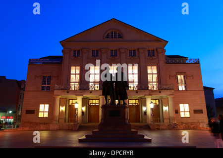 Goethe e Schiller Monumento alla piazza del teatro di fronte Nationaltheater, Weimar, Turingia, Germania, Europa Foto Stock