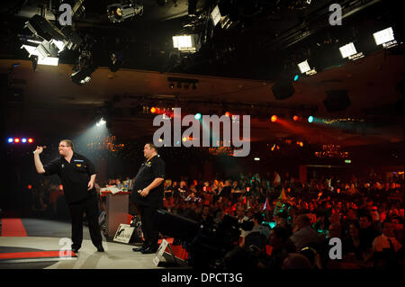 Frimley Green, Regno Unito. Xii gen, 2014. Stephen Bunting (aka il Bullet) lancia contro Alan Norris (aka Chuck) durante la finale di BDO World Professional Freccette campionato al lago. Credito: Azione Sport Plus/Alamy Live News Foto Stock