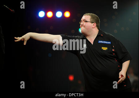 Frimley Green, Regno Unito. Xii gen, 2014. Stephen Bunting (aka il Bullet) lancia contro Alan Norris (aka Chuck) durante la finale di BDO World Professional Freccette campionato al lago. Credito: Azione Sport Plus/Alamy Live News Foto Stock