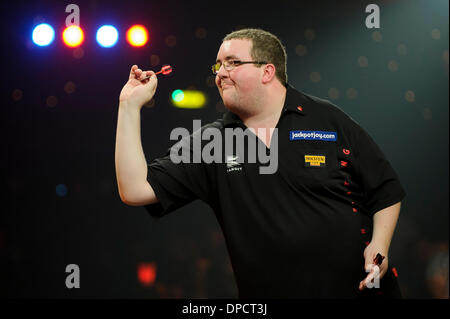 Frimley Green, Regno Unito. Xii gen, 2014. Stephen Bunting (aka il Bullet) lancia contro Alan Norris (aka Chuck) durante la finale di BDO World Professional Freccette campionato al lago. Credito: Azione Sport Plus/Alamy Live News Foto Stock