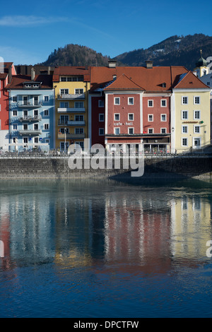 Gli edifici colorati che riflette nel fiume Inn Kufstein Austria Foto Stock