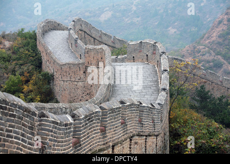 La Grande Muraglia della Cina nei pressi di Jinshanling, sul Jinshanling a Simatai a piedi. Foto Stock