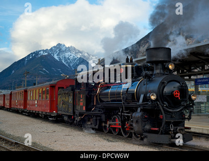 Zillertal Bahn treno a vapore nella stazione di Jenbach Austria Foto Stock