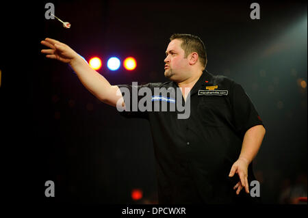 Frimley Green, Regno Unito. Xii gen, 2014. Alan Norris (aka Chuck) lancia contro Stephen Bunting (aka il Bullet) durante la finale di BDO World Professional Freccette campionato al lago. Credito: Azione Sport Plus/Alamy Live News Foto Stock