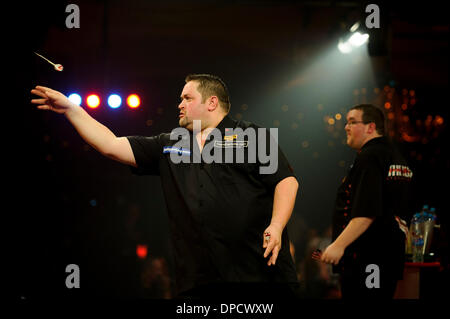 Frimley Green, Regno Unito. Xii gen, 2014. Alan Norris (aka Chuck) lancia contro Stephen Bunting (aka il Bullet) durante la finale di BDO World Professional Freccette campionato al lago. Credito: Azione Sport Plus/Alamy Live News Foto Stock