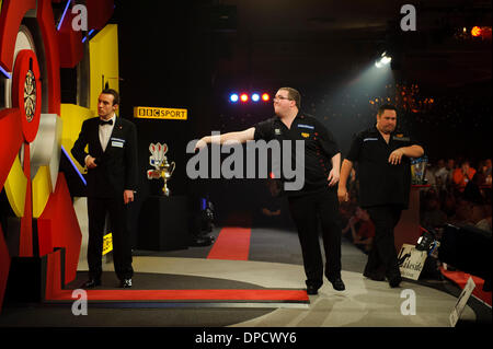 Frimley Green, Regno Unito. Xii gen, 2014. Stephen Bunting (aka il Bullet) lancia contro Alan Norris (aka Chuck) durante la finale di BDO World Professional Freccette campionato al lago. Credito: Azione Sport Plus/Alamy Live News Foto Stock