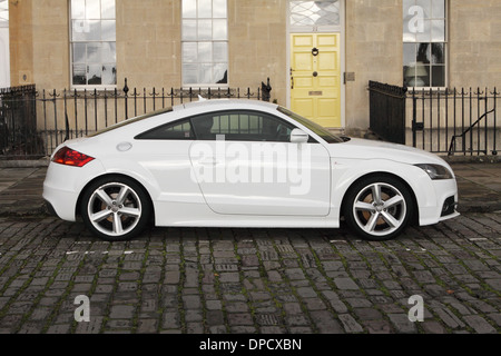 Audi TT sports car park Royal Crescent Bath England Regno Unito Foto Stock