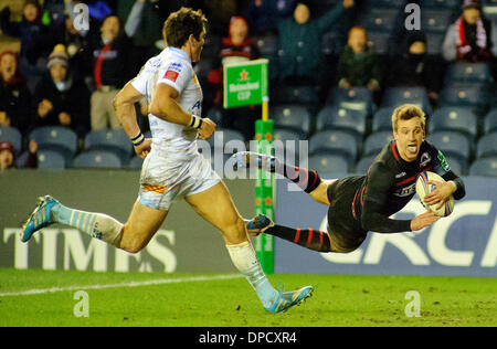 Il Murrayfield, Scotland, Regno Unito. Xi gen, 2014. Tom Brown si tuffa oltre la linea di cliente come James gancio insegue durante la Edinburgh Rugby v Perpignan Heineken Cup piscina 6 gioco. Credito: Colin Lunn/Alamy Live News Foto Stock