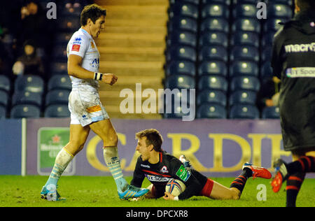 Il Murrayfield, Scotland, Regno Unito. Xi gen, 2014. Tom Brown si tuffa oltre la linea di cliente come James gancio insegue durante la Edinburgh Rugby v Perpignan Heineken Cup piscina 6 gioco. Credito: Colin Lunn/Alamy Live News Foto Stock