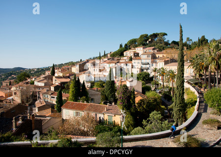 Francia, Provenza, Bormes-les-Mimosas. Panoramica del centro storico di collina del villaggio di Bormes-les-Mimosas. Foto Stock