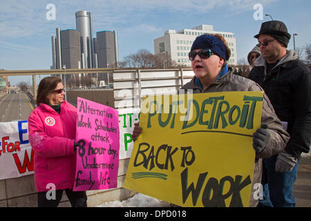 Detroit, Michigan, Stati Uniti d'America. Lavoratori Auto picket North American International Auto Show per protestare contro la perdita di posti di lavoro automatico e a due livelli salariali. Credito: Jim West/Alamy Live News Foto Stock