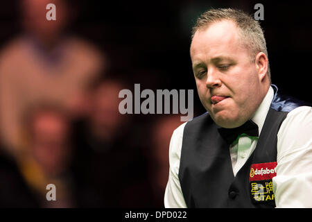 Londra, Regno Unito. Xii gen, 2014. John Higgins reagisce durante i suoi maestri Snooker match di primo turno contro Stuart BINGHAM (Ita) da Alexandra Palace. Credito: Azione Sport Plus/Alamy Live News Foto Stock