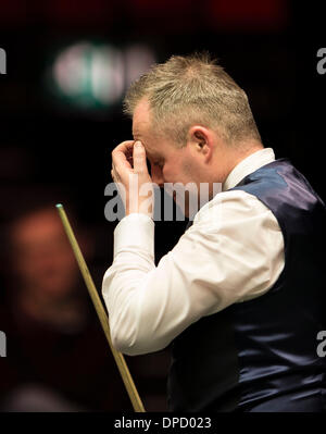 Londra, Regno Unito. Xii gen, 2014. John Higgins reagisce durante i suoi maestri Snooker match di primo turno contro Stuart BINGHAM (Ita) da Alexandra Palace. Credito: Azione Sport Plus/Alamy Live News Foto Stock