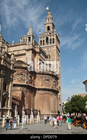 Vista posteriore della cattedrale di Siviglia e dalla Giralda ("La Giralda'‎) torre campanaria, Siviglia, (Sevilla), Andalusia, Spagna. Foto Stock