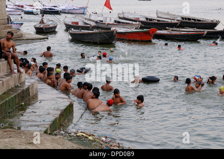 La gente la balneazione nel Gange a Varanasi Foto Stock