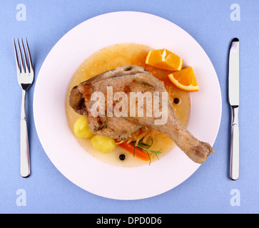 La gamba d'anatra con brasato di cavolo, patate e salsa, vista dall'alto Foto Stock