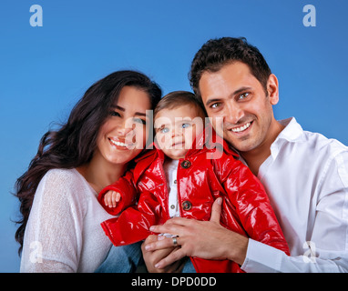 Felice giovane famiglia araba, cielo blu, sfondo allegro genitori con grazioso fanciullo, trascorrendo del tempo insieme Foto Stock