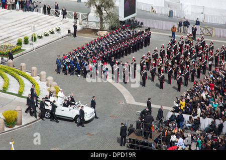 Papa Francesco soddisfa i pellegrini dopo la benedizione di Pasqua, prima Pasqua la benedizione del Papa Francesco Pasqua Piazza San Pietro Roma Italia Foto Stock