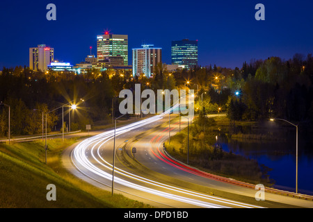 Minnesota Drive e lo skyline del centro cittadino di Anchorage in Alaska, Foto Stock