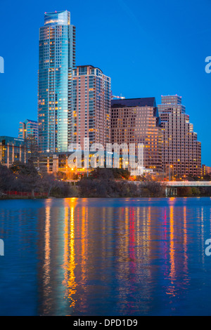 Lo skyline di Austin e il Fiume Colorado di notte Foto Stock