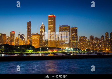 Sullo skyline di Chicago e Waterfront presso il Lago Michigan Foto Stock