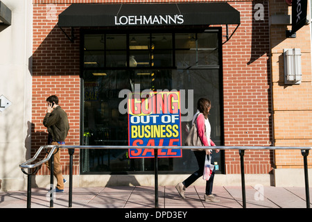 Un Loehmann sconto del negozio al dettaglio a Washington DC nel processo di andare fuori del business. Foto Stock