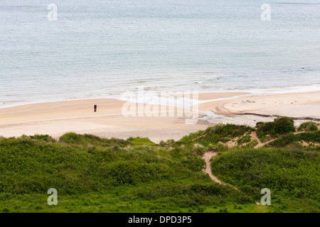 Un paio di bacio sulla spiaggia di White Park Bay, situato vicino a Ballycastle, County Antrim sulla costa dell' Irlanda del Nord Foto Stock