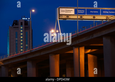 M8 a Glasgow al Kingston Bridge con la Hilton Hotel in background. Foto Stock