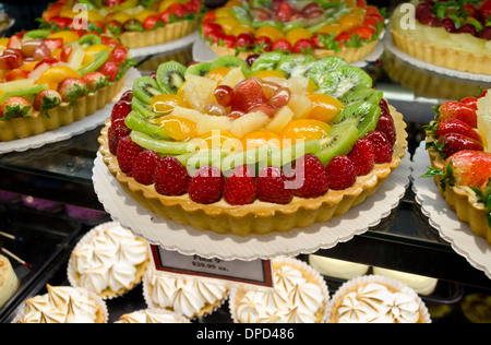 Freschi di forno sformato di frutta visualizzati in corrispondenza di Stuart's Bakery a Granville Island il Mercato Pubblico in Vancouver, BC, Canada. Foto Stock