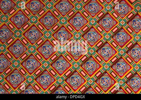 Colorati motivi di soffitto nel Palazzo Coreano, Gyeongbokgung Foto Stock