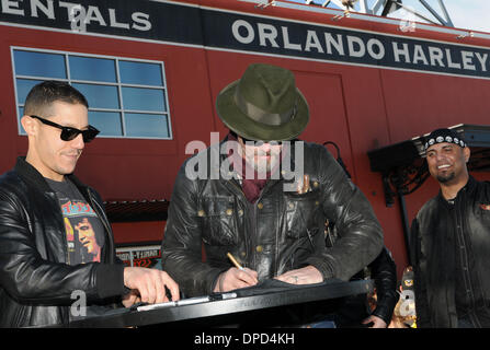 Orlando, Florida, Stati Uniti d'America. Il 12 gennaio 2014. Attori Theo Rossi (L) e Tommy Flanagan del 'Sons di anarchia' americano televisione serie di dramma firmare autografi durante un aspetto a Orlando Harley-Davidson store. In precedenza, gli attori è servita come grand esegue il marshalling dei motociclisti contro gli abusi sui minori della carità moto da Walt Disney World. Oltre 2600 motociclisti hanno partecipato all'evento. Credito: Paul Hennessy/Alamy Live News Foto Stock