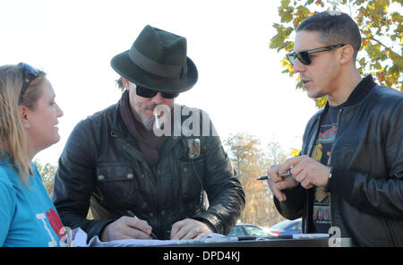 Orlando, Florida, Stati Uniti d'America. Il 12 gennaio 2014. Attori Tommy Flanagan (centro) e Theo Rossi del 'Sons di anarchia' americano televisione serie di dramma firmare autografi per una ventola all'Orlando Harley-Davidson store. In precedenza, gli attori è servita come grand esegue il marshalling dei motociclisti contro gli abusi sui minori della carità moto da Walt Disney World. Oltre 2600 motociclisti hanno partecipato all'evento. Credito: Paul Hennessy/Alamy Live News Foto Stock