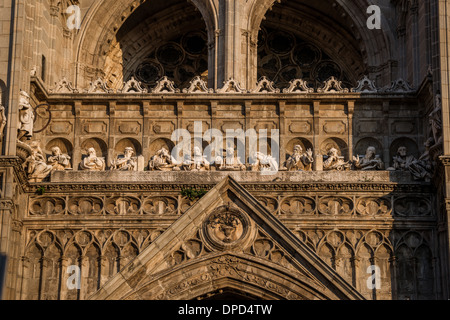 Particolare del portale occidentale della Cattedrale di Toledo, Spagna. Foto Stock