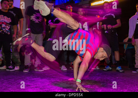 Danza acrobatica si sposta alla città Bboy breakdance la concorrenza di Austin in Texas Foto Stock