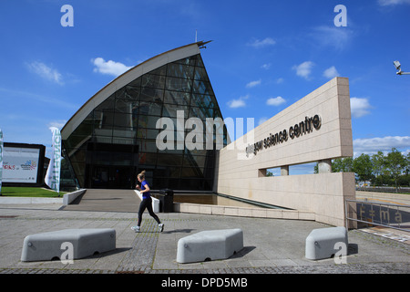 Runner passando il Glasgow Science Centre in Scozia UK Foto Stock