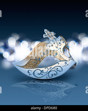 Femmina maschera di carnevale con sfondo scintillante blu umore Foto Stock