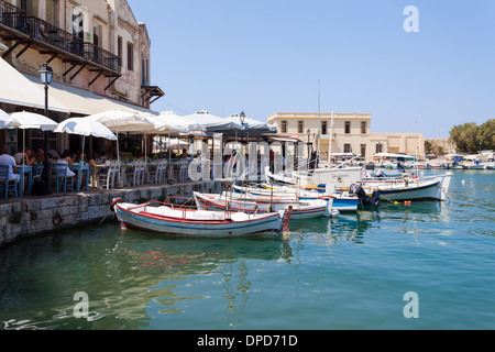 Ristorante e barche da pesca nel porto di Rethimno, Creta, Grecia Foto Stock
