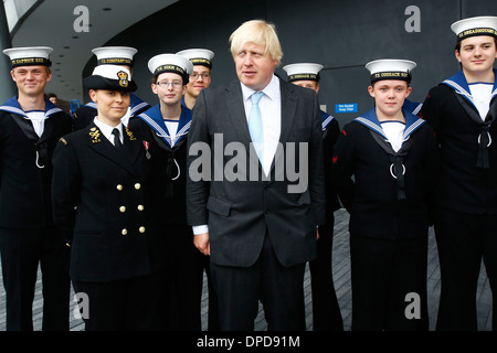 Il sindaco di Londra Boris Johnson attands un forze armate bandiera cerimonia di sollevamento Foto Stock