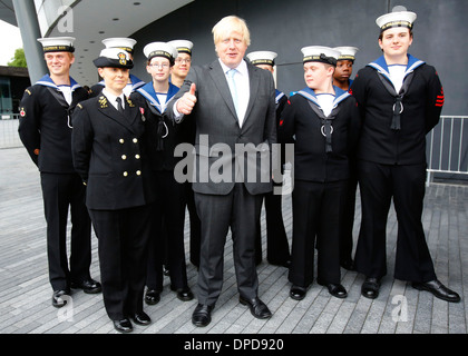 Il sindaco di Londra Boris Johnson attands un forze armate bandiera cerimonia di sollevamento Foto Stock