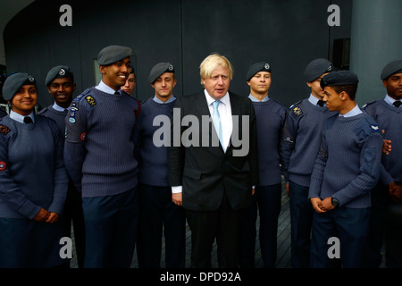 Il sindaco di Londra Boris Johnson attands un forze armate bandiera cerimonia di sollevamento Foto Stock