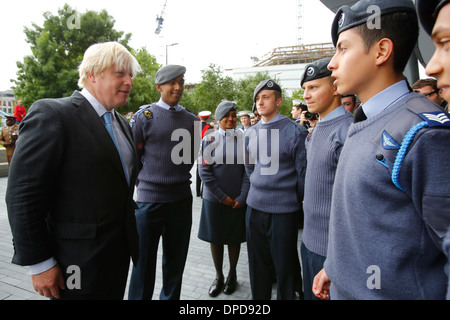 Il sindaco di Londra Boris Johnson attands un forze armate bandiera cerimonia di sollevamento Foto Stock