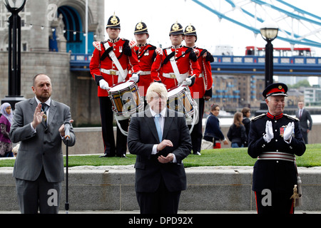 Il sindaco di Londra Boris Johnson attands un forze armate bandiera cerimonia di sollevamento Foto Stock