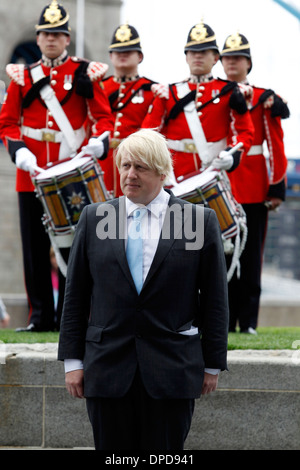 Il sindaco di Londra Boris Johnson attands un forze armate bandiera cerimonia di sollevamento Foto Stock