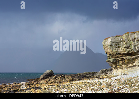 Sgur na stri, Nero Cullins visualizzati sul Loch Scavaig, Elgol sull'Isola di Skye nelle Highlands scozzesi in drammatiche previsioni. Foto Stock