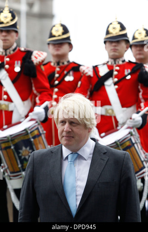 Il sindaco di Londra Boris Johnson attands un forze armate bandiera cerimonia di sollevamento Foto Stock